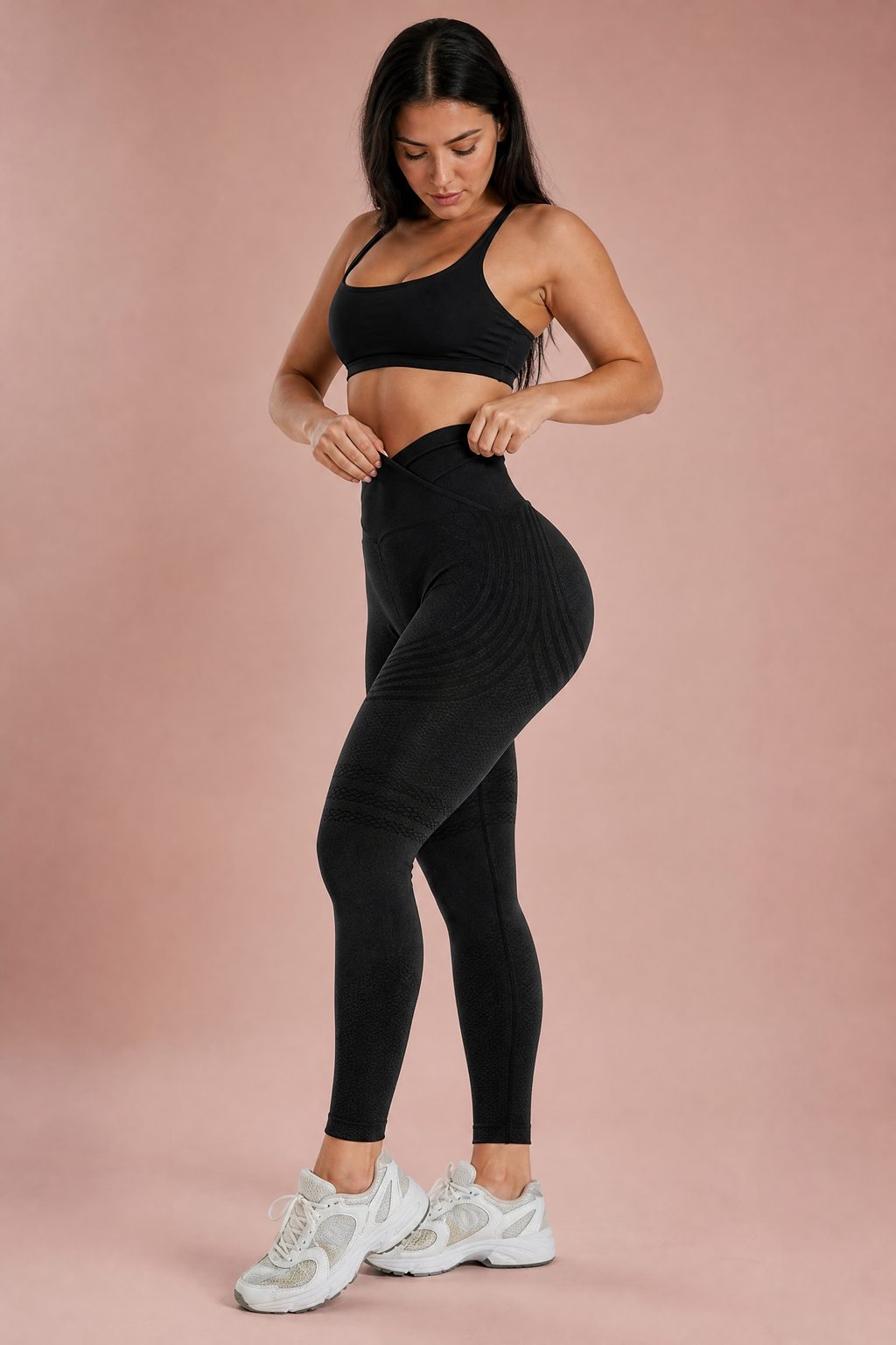 Bande croisée en X du legging Narelya qui affine visuellement la taille et lisse le ventre